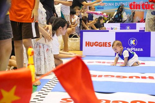 'Vận động viên nhí' tranh tài cuộc thi bò thần tốc