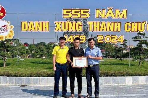 Khen thưởng chủ quán lao xuống hồ cứu người đuối nước