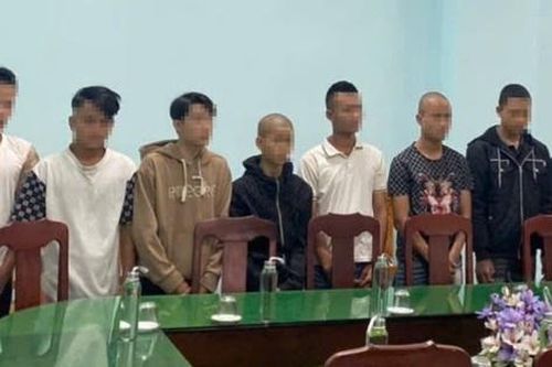 Bốc đầu xe quay video khoe Facebook, 8 thanh niên bị khởi tố