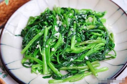 Đầu bếp chia sẻ 3 bí quyết xào rau xanh sao cho giòn tan, mát lành và đầy màu sắc hấp dẫn