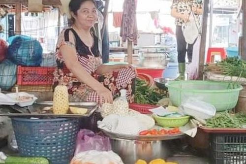 Nữ tiểu thương chọn làm việc thiện thay vì đi du lịch