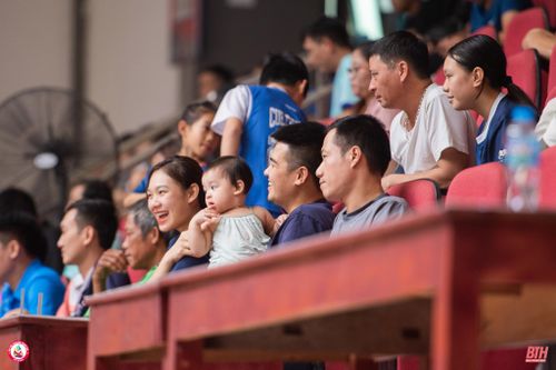 Hạnh phúc một gia đình nhỏ tại Giải Cầu lông Báo Thanh Hóa mở rộng 2024