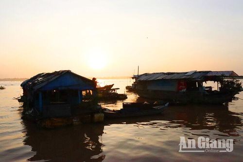 Bình minh trên 'chợ trôi'
