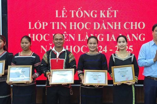 12 người dân tộc thiểu số phường Chi Lăng hoàn thành lớp Tin học văn phòng