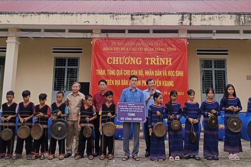 Khối thi đua các Cơ quan Đảng tỉnh Gia Lai tặng quà cán bộ, người dân và học sinh xã Kon Pne