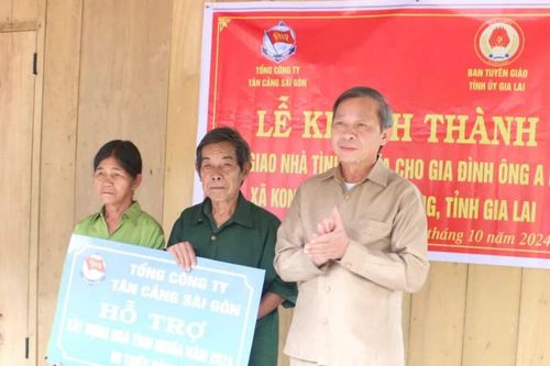 Bàn giao nhà tình nghĩa cho hộ nghèo tại 'ốc đảo' Kon Pne