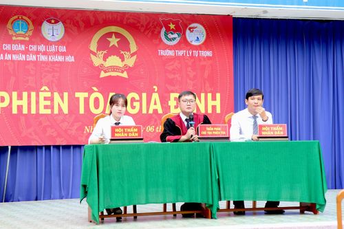Hơn 2.000 học sinh tham gia chương trình Phiên tòa giả định