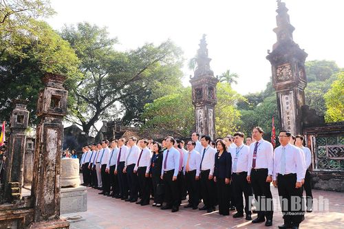 Đoàn cán bộ, học viên Lớp Bồi dưỡng cán bộ quy hoạch Ủy viên Trung ương Đảng dâng hương tại Khu di tích Quốc gia đặc biệt Cố đô Hoa Lư