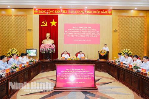 Đoàn cán bộ, học viên Lớp Bồi dưỡng cán bộ quy hoạch Ủy viên Trung ương Đảng nghiên cứu thực tế tại Ninh Bình
