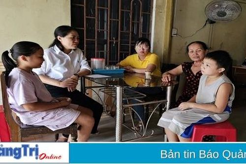 Báo Quảng Trị trao tiền bảo trợ cho cháu Đoàn Hoàng Trà My