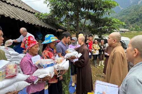 Đoàn từ thiện các tỉnh thành thăm và trao quà đến đồng bào khắc phục sau bão số 3