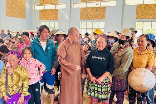 Cựu Tăng Ni sinh Trường Trung cấp Phật học Lâm Đồng tặng quà tại tỉnh Yên Bái, Lào Cai