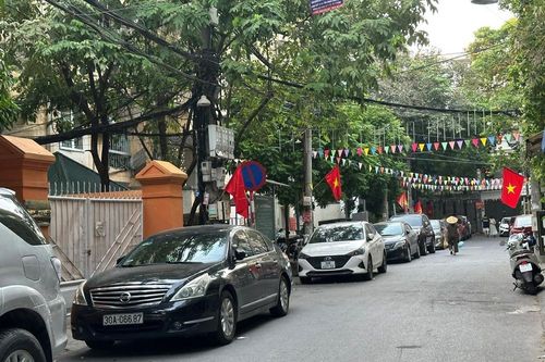 Những bãi đỗ xe 'bất đắc dĩ' dưới lòng đường Hà Nội