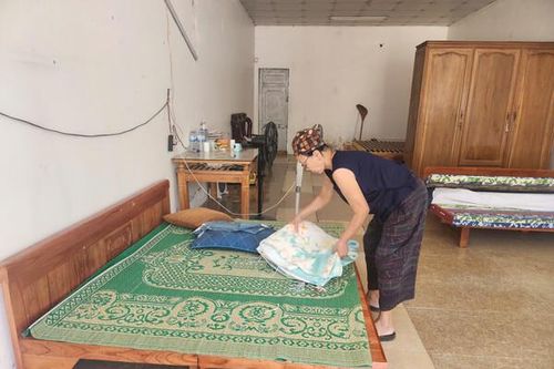Yên Bái: Người dân rời nhà đi tránh trú chờ san gạt, vận chuyển đất sạt lở