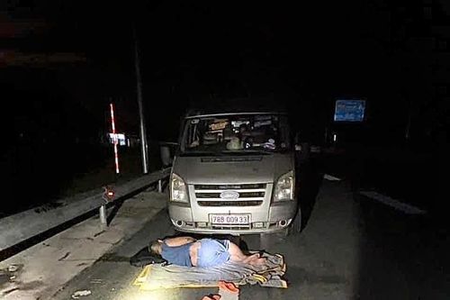 Ngủ trước đầu xe trên đường cao tốc