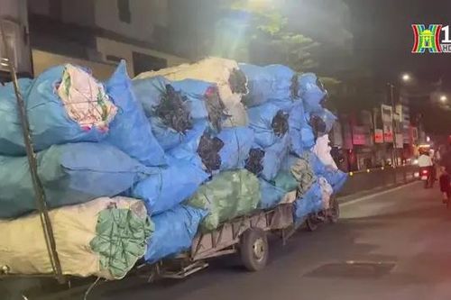 Nguy hiểm rình rập khi xe máy chở hàng cồng kềnh
