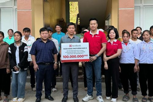 Ngân hàng Thương mại cổ phần Đông Nam Á (SeABank) tặng quà tại xã Ca Thành (Nguyên Bình)