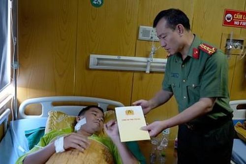 Bắt đối tượng dùng dao, kiếm tấn công khiến Trưởng công an xã bị thương