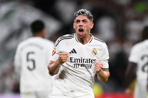 Valverde vừa ghi bàn vừa kiến tạo, Real Madrid áp sát Barcelona
