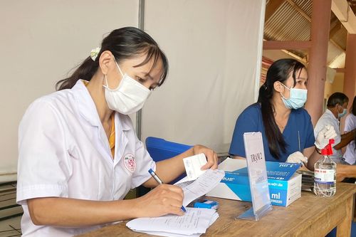 Kiến nghị tăng tiền trực của nhân viên trạm y tế, Bộ trưởng Y tế nói gì?