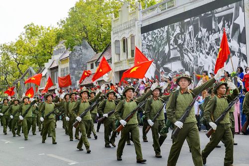 Hào hùng tái hiện cảnh 'trùng trùng quân đi như sóng' tiếp quản Thủ đô năm 1954