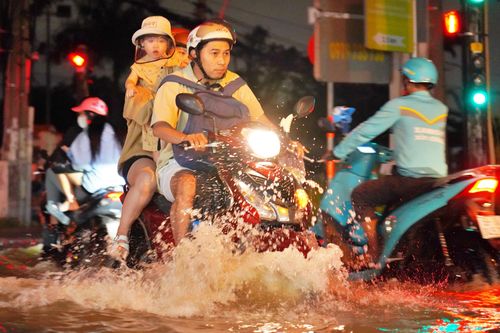 TP.HCM: Triều cường đạt đỉnh, loạt xe ngập nước chết máy trên đường