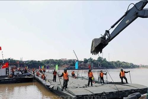 Vụ sập cầu Phong Châu: Lắp đặt lại cầu phao phục vụ người dân đi lại