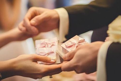Bạn 10 năm không gặp chê tiền mừng cưới ít, tôi phản ứng khiến cô ấy xấu hổ