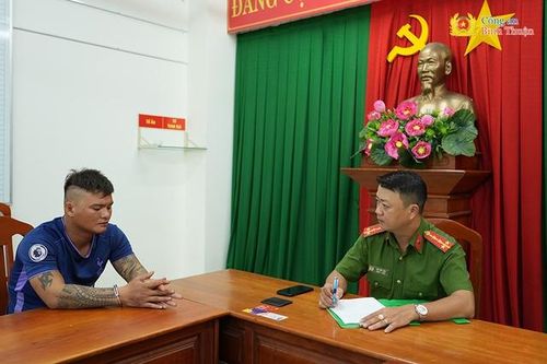 Bắt đối tượng cướp giật túi xách của du khách nước ngoài