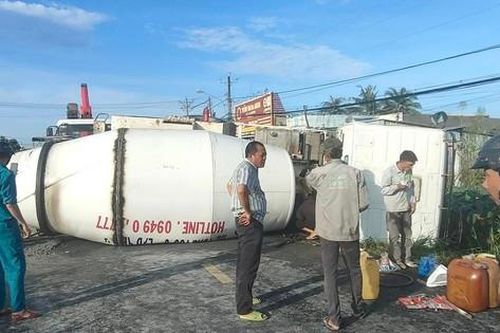 Xe bồn trộn bê tông bất ngờ bị lật, chắn ngang đường quốc lộ