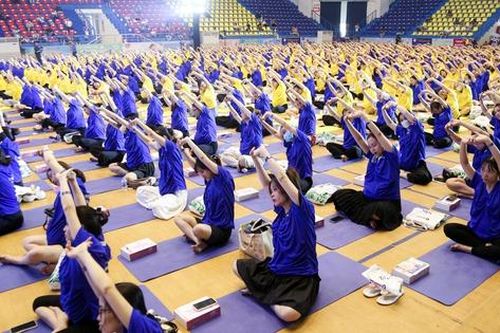 Gần 1.000 mẹ bầu ở Hà Nội đồng diễn Yoga gây mãn nhãn