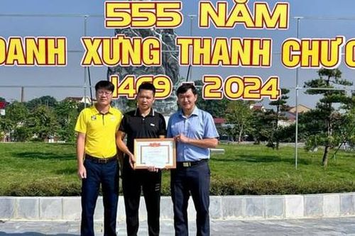 Chủ quán ăn lao xuống hồ cứu người được thưởng 300.000 đồng