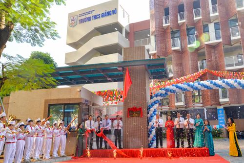 Gắn biển chào mừng 70 năm Ngày Giải phóng Thủ đô với 2 công trình ở quận Ba Đình