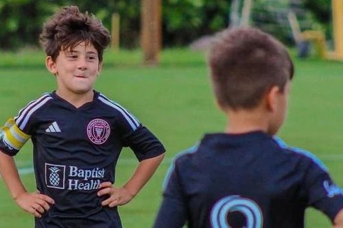 Con trai Messi ghi siêu phẩm đá phạt