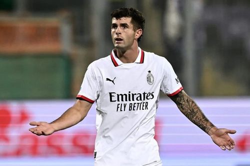 AC Milan trả giá vì cầu thủ tranh nhau đá phạt đền