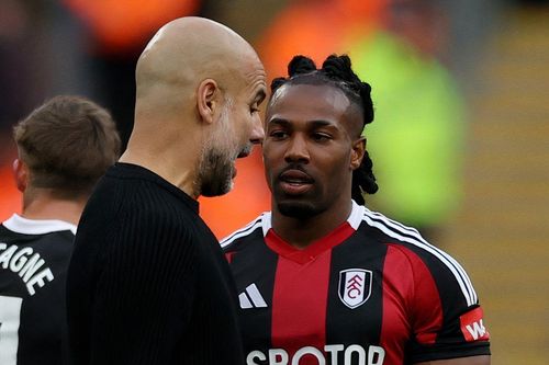 Pep Guardiola bị chỉ trích giả tạo