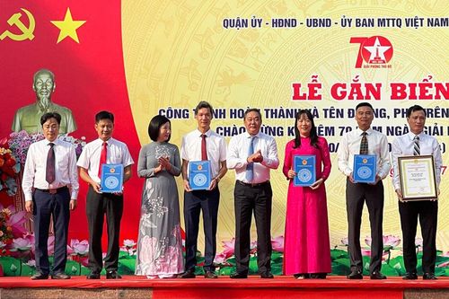 Quận Hà Đông gắn biển công trình chào mừng 70 năm Ngày Giải phóng Thủ đô