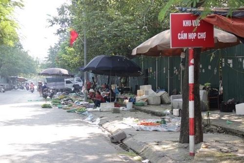 Chợ cóc, chợ tạm: 'Điểm đen' vệ sinh môi trường
