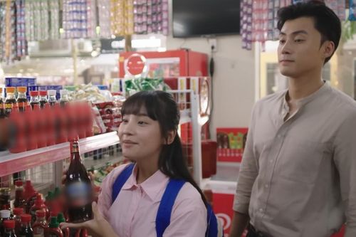 Loạt chi tiết quảng cáo lộ liễu trong 'Đi giữa trời rực rỡ' bị chê