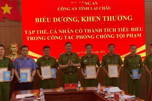 Biểu dương vụ bắt 3 bánh heroin và 1.800 viên hồng phiến