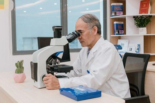 Phát hiện ung thư biểu mô thần kinh nội tiết tế bào lớn sau một tháng ho khan