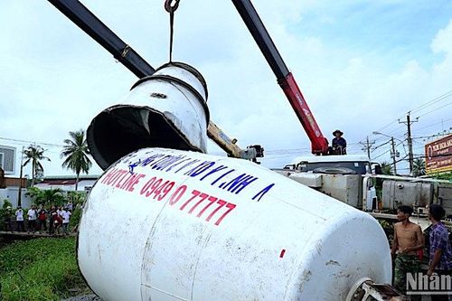 Cắt thùng giải cứu xe lật gây tắc đường trên tuyến Quốc lộ 63 tại Cà Mau