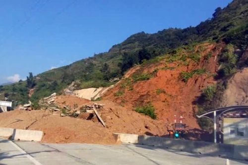 Cầu Móng Sến lên Sa Pa tạm dừng hoạt động vì sạt lở đất