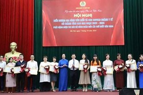Biểu dương gia đình tiêu biểu và con cán bộ công đoàn ngành y tế đạt thành tích cao trong học tập