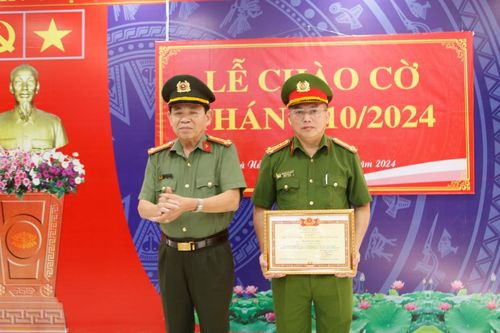 Bộ trưởng Bộ CA tặng danh hiệu Chiến sĩ thi đua toàn lực lượng cho Phó Giám đốc Công an TP Đà Nẵng Nguyễn Văn Tăng