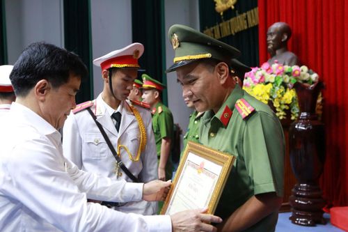 Khen thưởng nhiều tập thể, cá nhân Công an tỉnh Quảng Nam