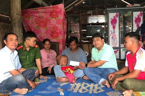 Trao 29 triệu đồng giúp cháu bé đầu to chữa bệnh
