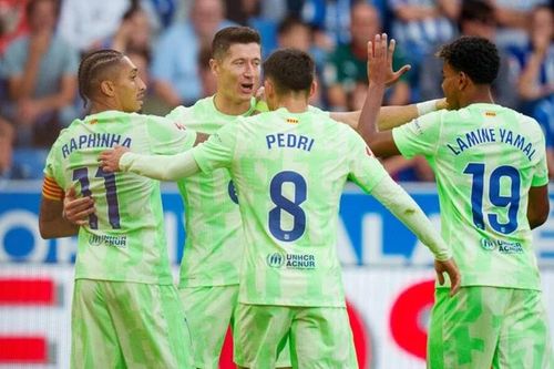 Hansi Flick 'choáng ngợp' với hàng công của Barcelona