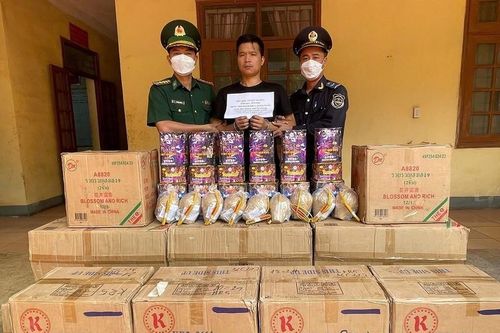 Bắt giữ đối tượng vận chuyển hơn 500kg pháo lậu qua biên giới