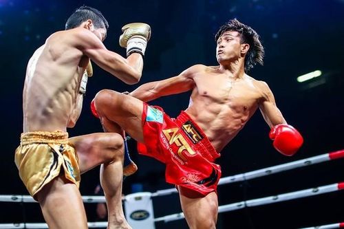 Nguyễn Trần Duy Nhất đá 'gãy đùi' võ sĩ Trung Quốc